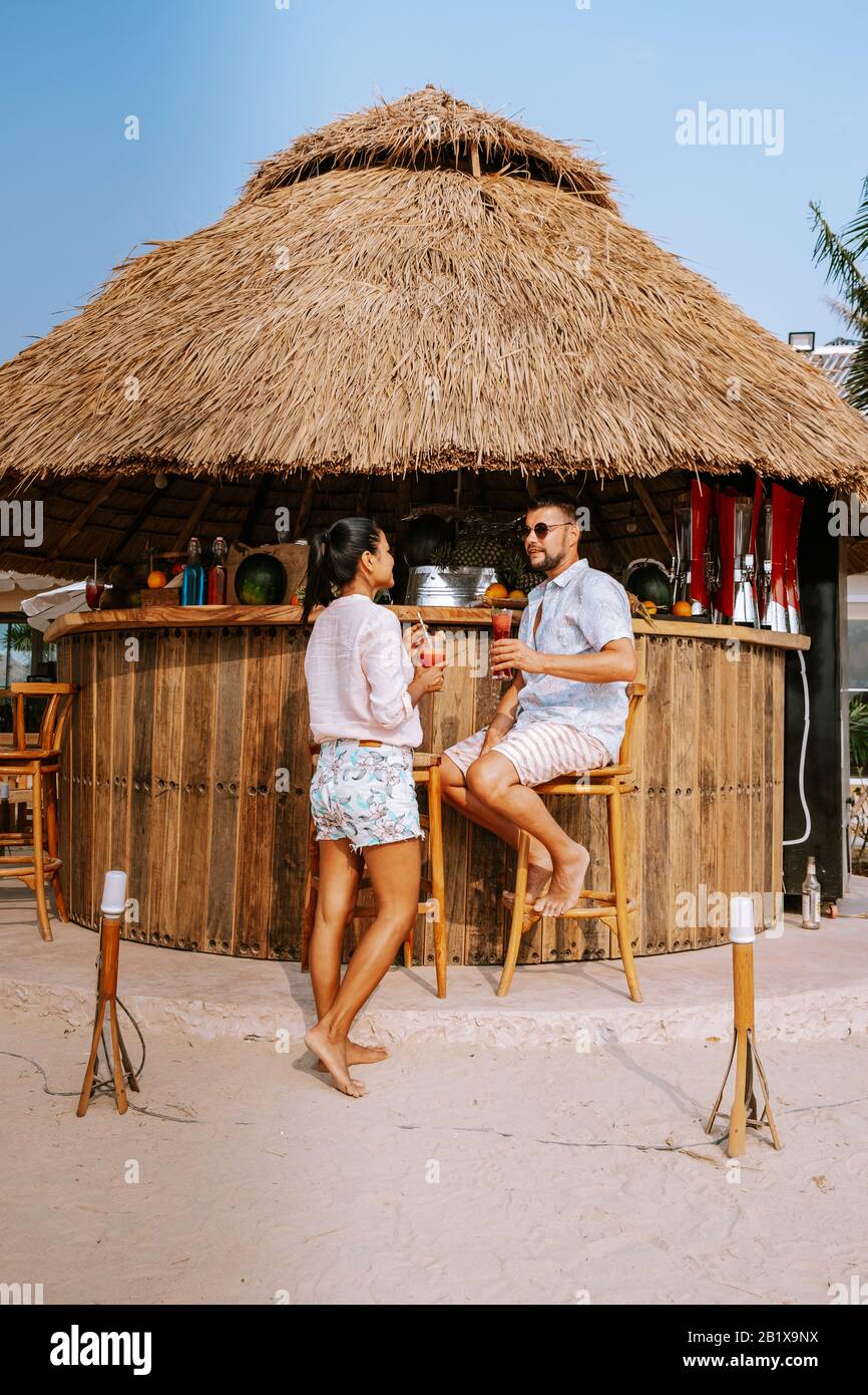 Bangsaen Chonburi Thailandia beautiful Beach club frutti di mare Beach club Bangsaen, la gente rilassarsi sulla spiaggia Foto Stock