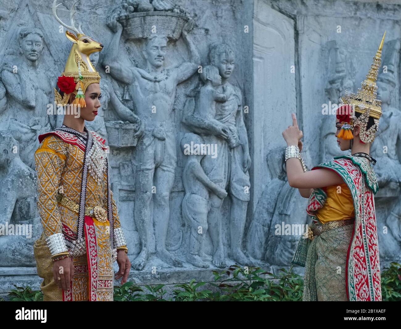 Durante una pausa in uno spettacolo di danza classica tailandese, un interprete femminile in costume tradizionale scatta una foto di un collega maschile, Bangkok, Thailandia Foto Stock