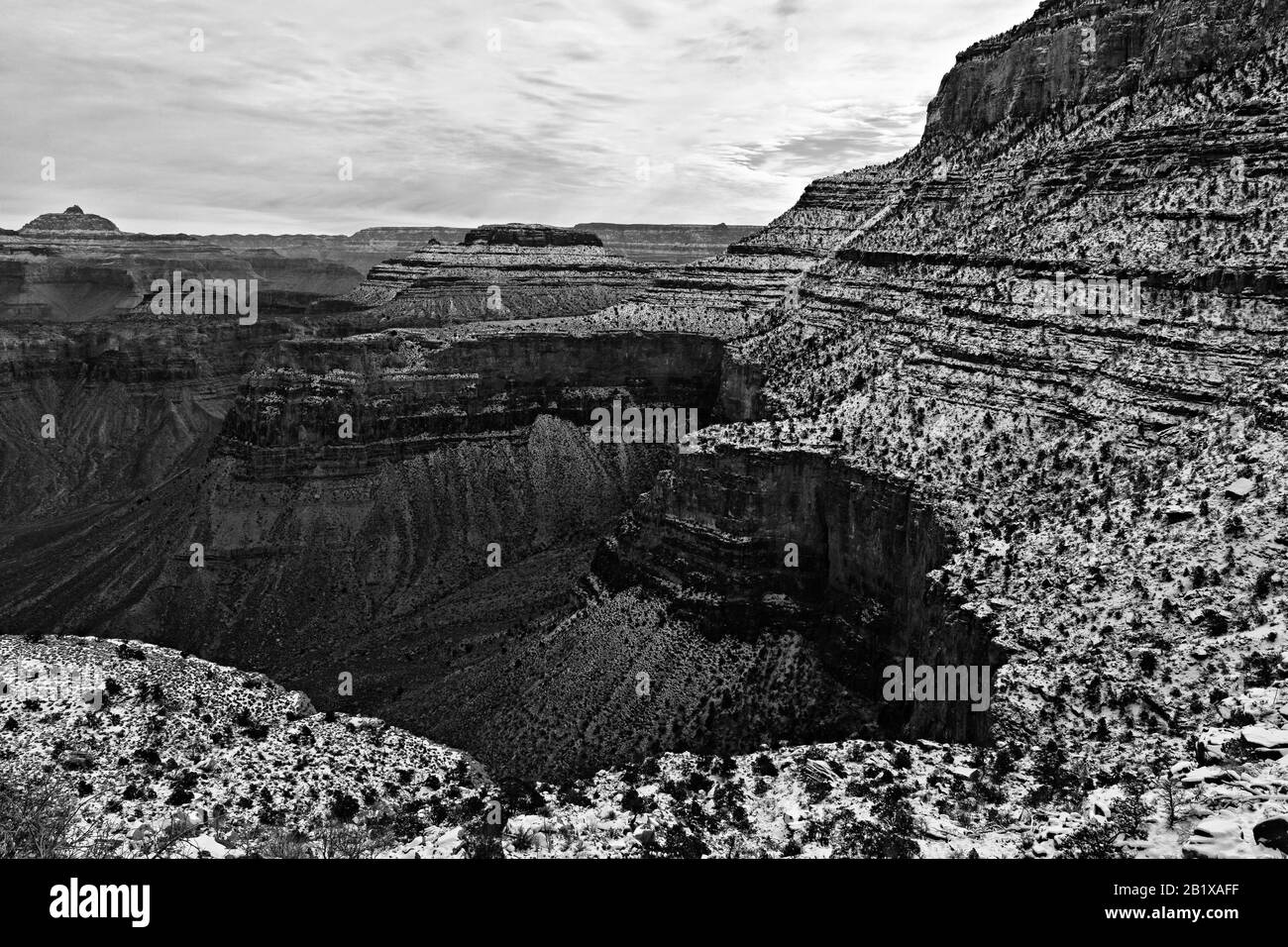Sole del mattino sul South Rim del Grand Canyon, Lyell Butte e il Tempio di Vishnu, con un spolvero di neve d'inverno Foto Stock
