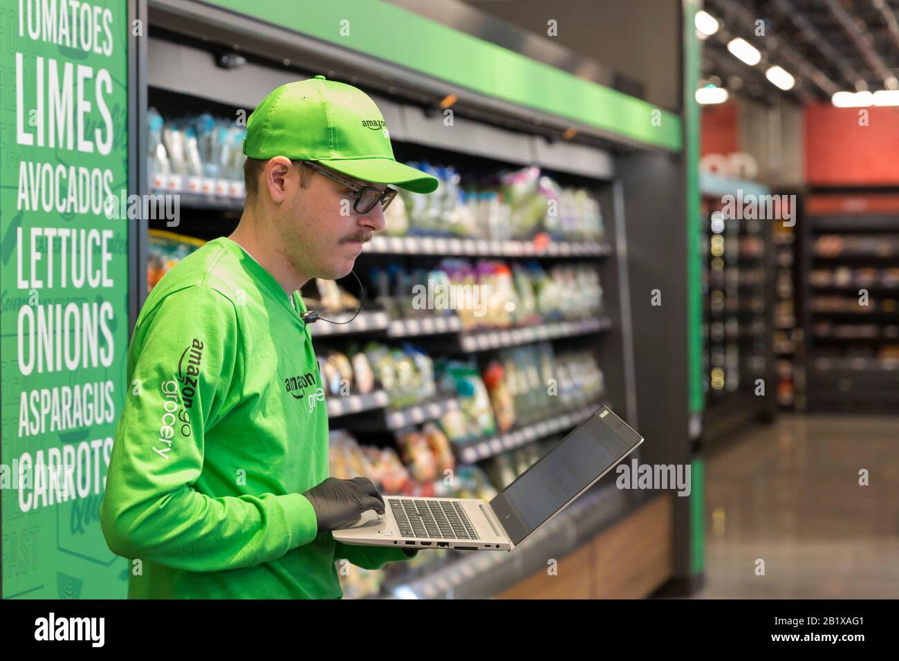 Un dipendente lavora su un notebook presso Amazon Go Grocery il 27 febbraio  2020. Il primo supermercato cashierless di dimensioni standard della  società tecnologica è stato inaugurato nel quartiere Capitol Hill di