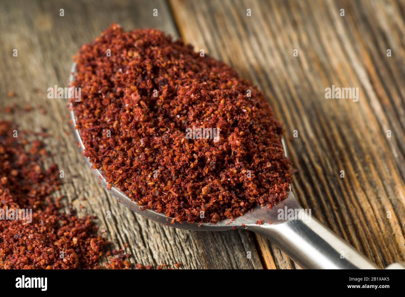 Greggio Rosso Organico Essiccato Sumac In Una Ciotola Foto Stock