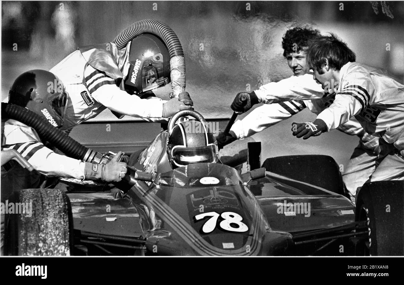 Rifornimento di auto USAC al Long Beach Grand Prix senza casco e protezioni di sicurezza Foto Stock