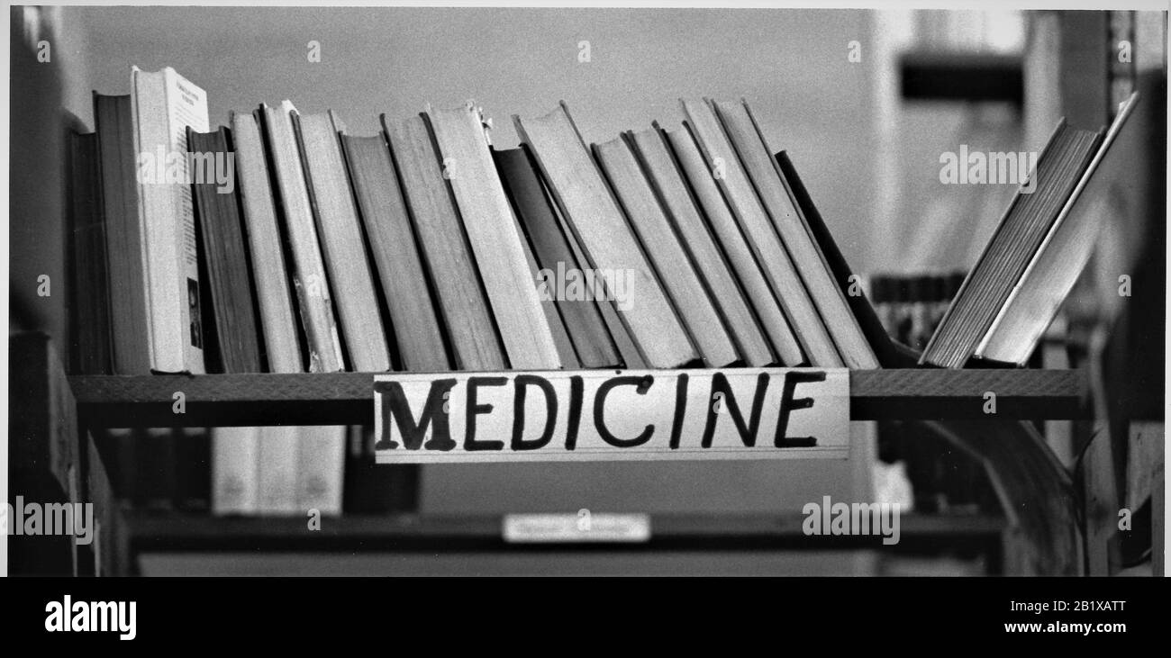 Libri medici reali per la vendita in un deposito usato del libro a Los Angeles, prima che il Corvid-19 reale del coronavirus sia venuto avanti Foto Stock