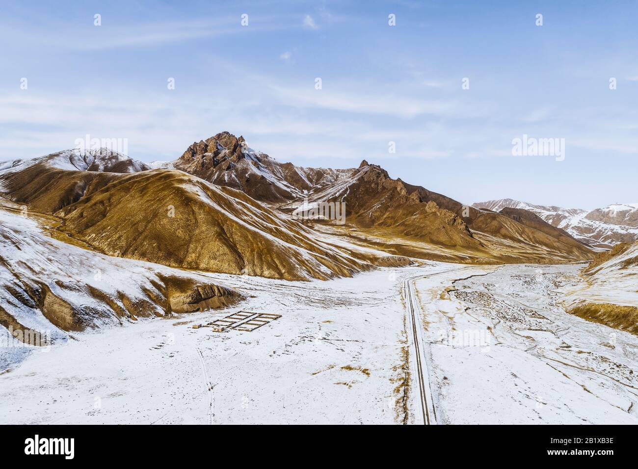 la strada di ghiaia su terra asciutta con la montagna di neve Foto Stock la strada di ghiaia su terra asciutta con la montagna di neve Foto Stock
