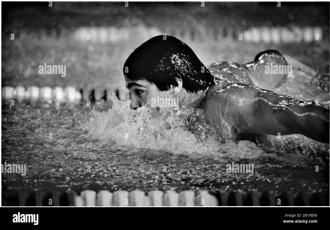 Mark Spitz in pratica farfalla nella piscina olimpica di Long Beach prima di iniziare le prove, dove ha vinto Foto Stock