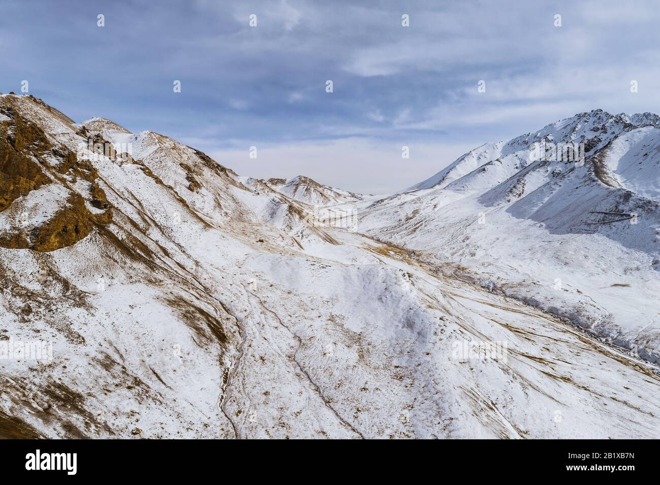 la strada di ghiaia su terra asciutta con la montagna di neve Foto Stock la strada di ghiaia su terra asciutta con la montagna di neve Foto Stock