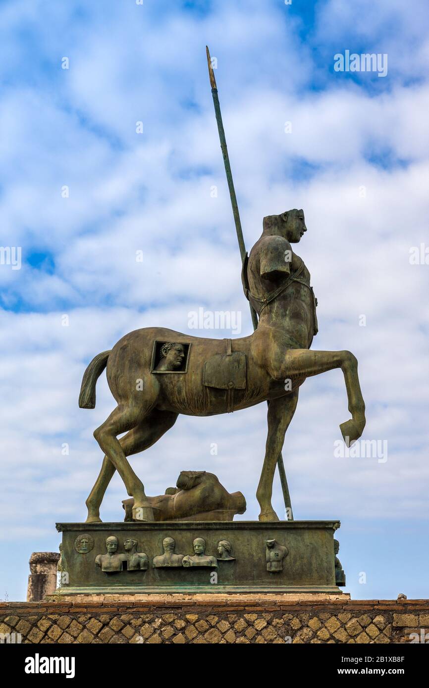 Italia, POMPEI - Oct 19, 2019: Statua del Centauro, antica città romana distrutta dall'eruzione del Vesuvio nel 79 d.C. Pompei è un mondo dell'UNESCO Foto Stock