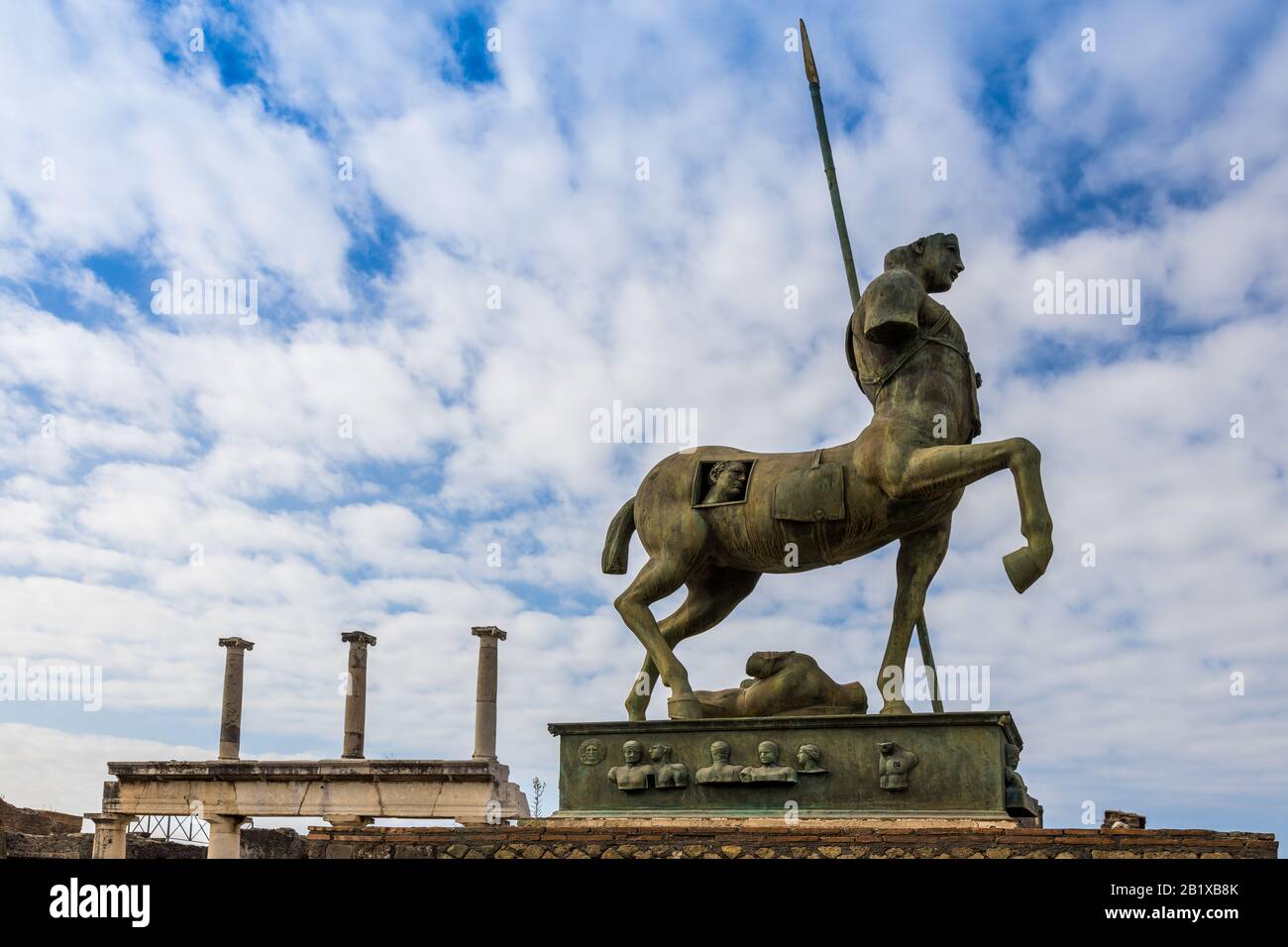 Italia, POMPEI - Oct 19, 2019: Statua del Centauro, antica città romana distrutta dall'eruzione del Vesuvio nel 79 d.C. Pompei è un mondo dell'UNESCO Foto Stock