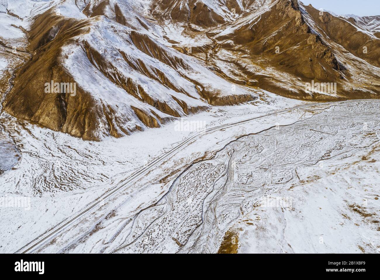 la strada di ghiaia su terra asciutta con la montagna di neve Foto Stock la strada di ghiaia su terra asciutta con la montagna di neve Foto Stock
