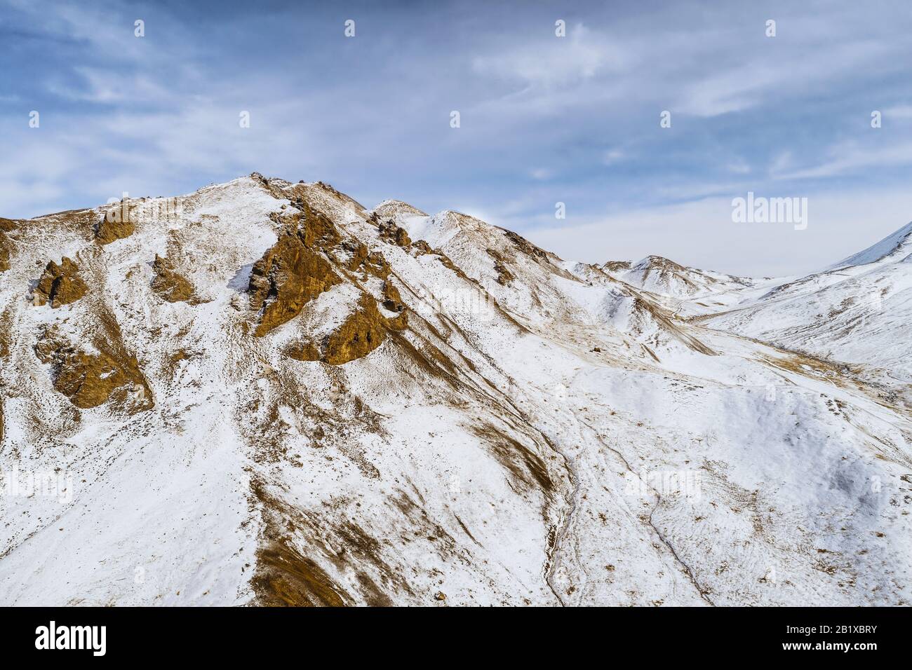 paesaggio con la montagna sterile che è coperto di ghiaccio Foto Stock