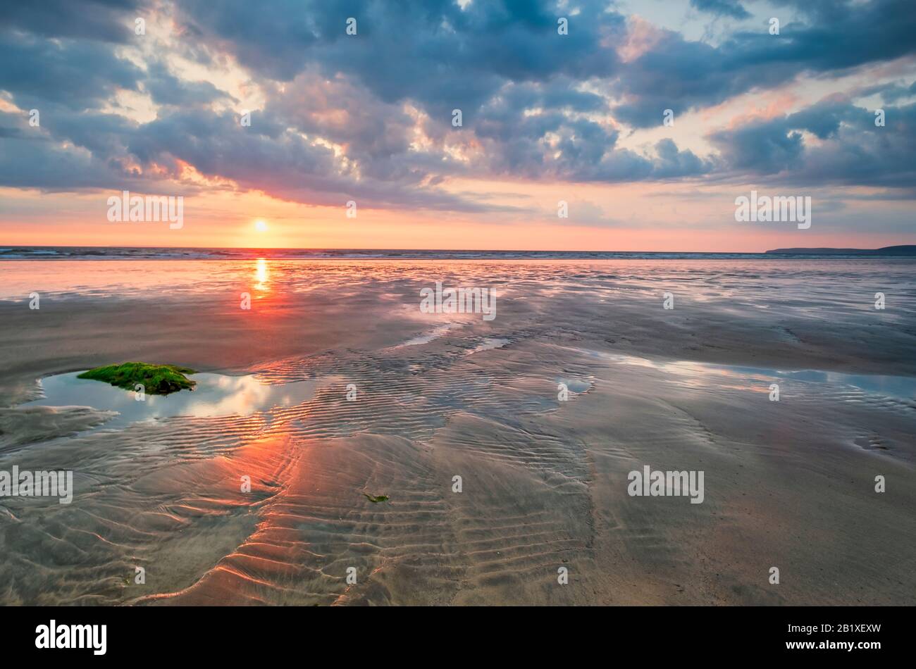 Cielo al tramonto spettacolare sulla spiaggia, sulla costa, sulla costa, sulla vita costiera, riflessi, stupendo, mare, onde, litorale, stile di vita, pace, stupendo, calma, pace, Foto Stock