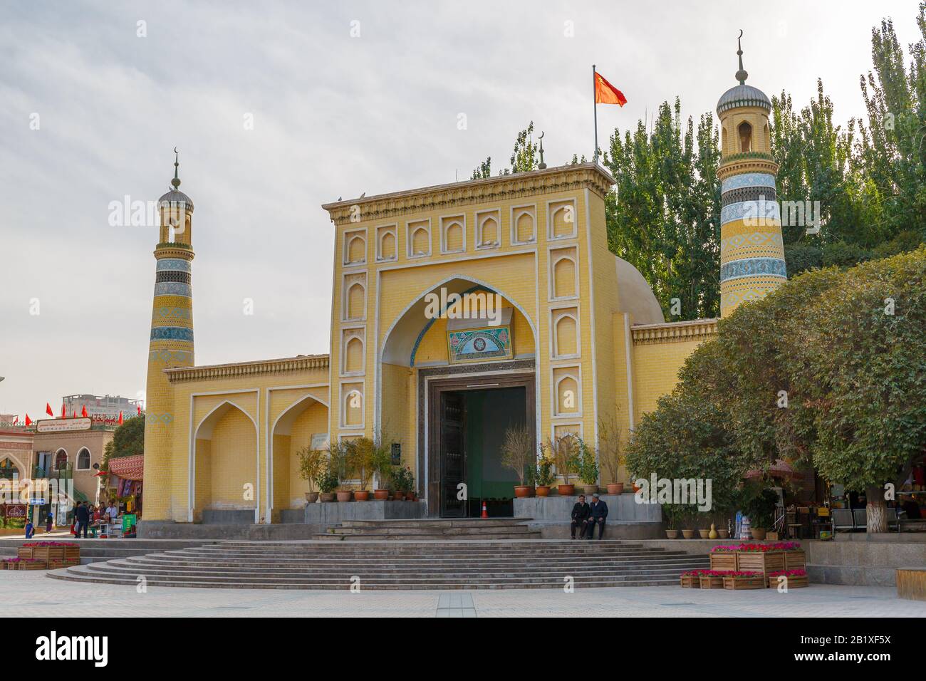 Vista Sulla Moschea Id Kah. Una bandiera cinese sta ondeggiante sulla parte superiore dell'edificio. La moschea fu costruita intorno al 1442. Fino a 20.000 musulmani possono pregare nella moschea. Foto Stock