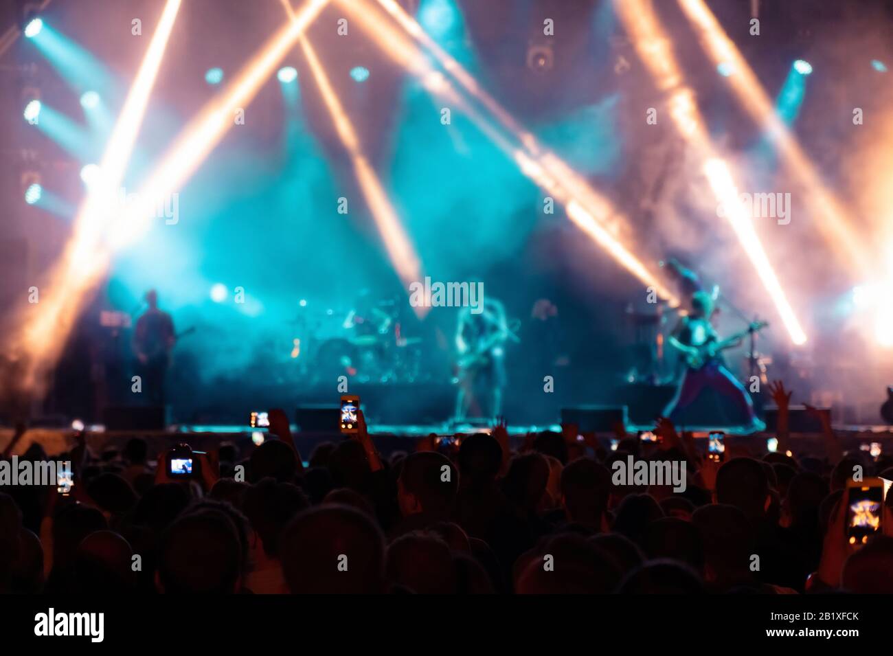 Gli appassionati di musica registrano video al telefono in folla durante il festival dei concerti. Foto Stock