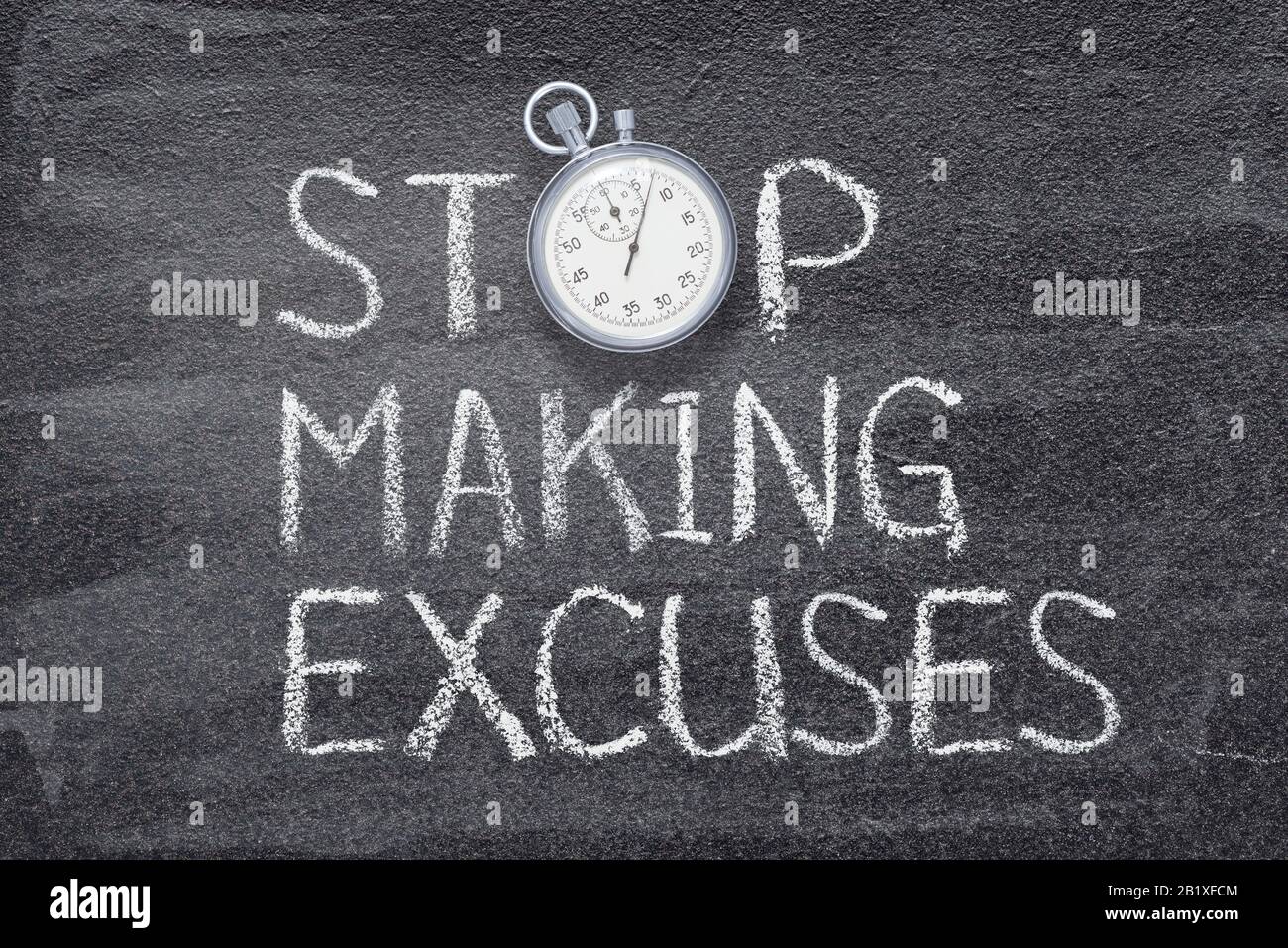 smetta di fare le scuse frase scritta su lavagna con cronografo di precisione vintage Foto Stock