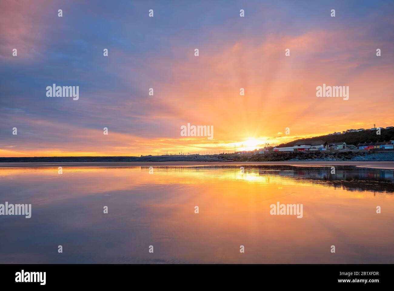 Cielo al tramonto spettacolare sulla spiaggia, sulla costa, sulla costa, sulla vita costiera, riflessi, stupendo, mare, onde, litorale, stile di vita, pace, stupendo, calma, pace, Foto Stock