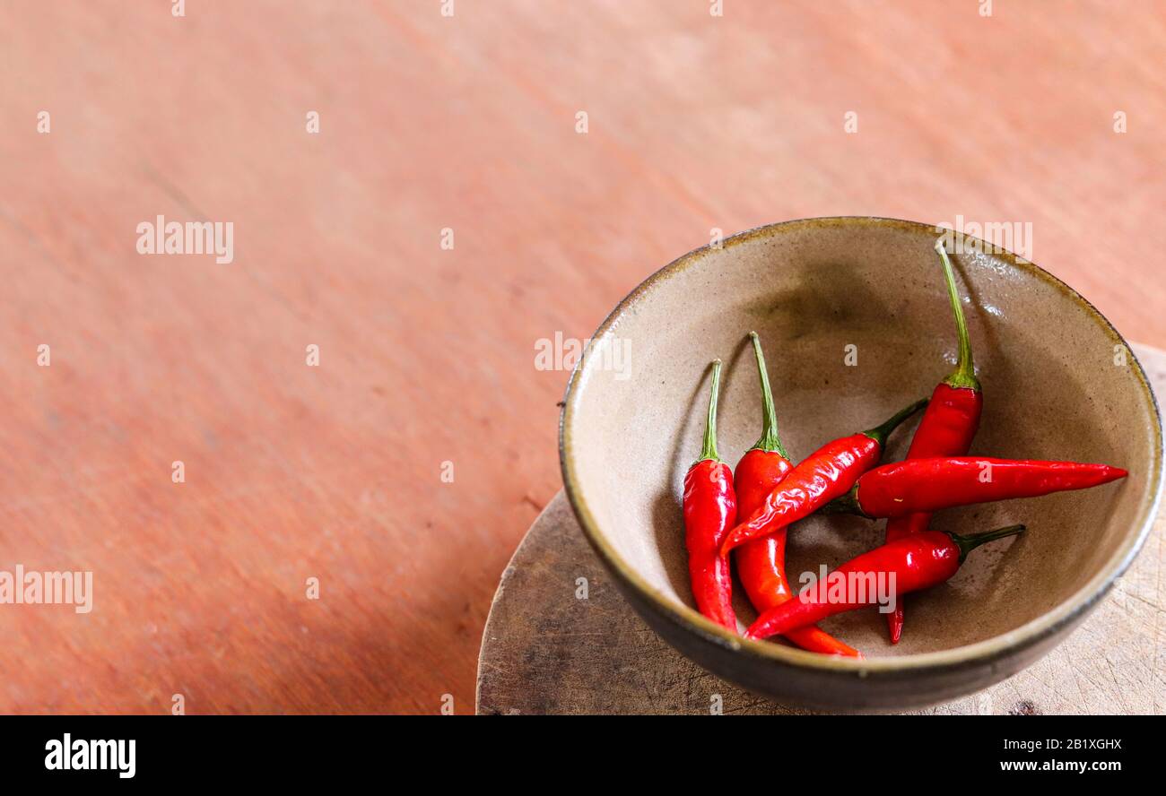 Foto minimalista di una ciotola di bambini rossi per mostrare il concetto di gastronomia, ayurveda e medicina alternativa Foto Stock
