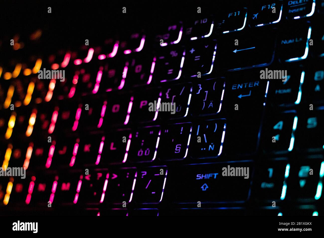 Tastiera moderna colorata con retroilluminazione arcobaleno su sfondo nero.  Retroilluminazione della tastiera in diversi colori Foto stock - Alamy
