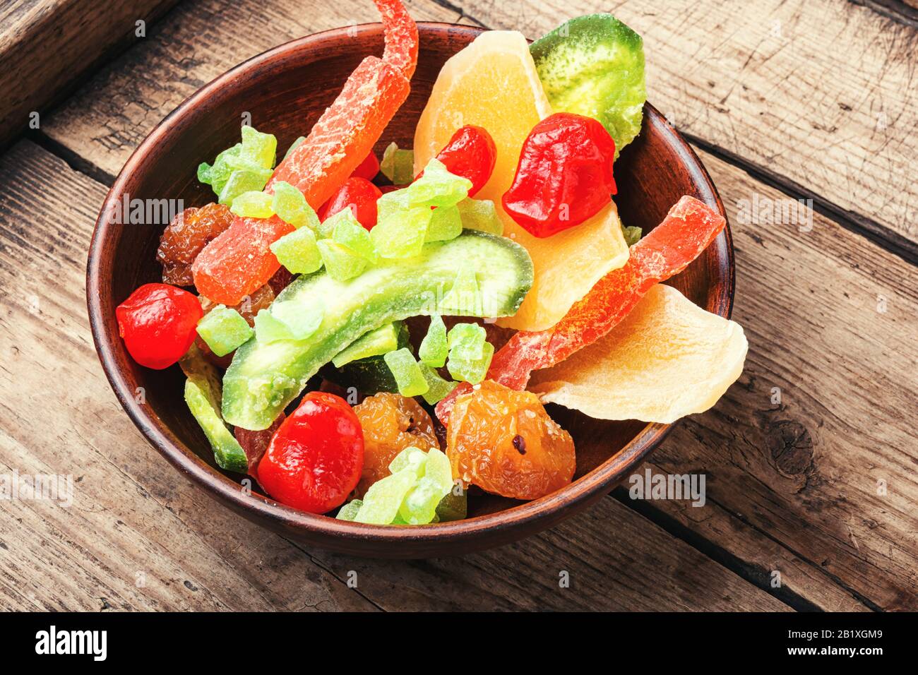 Cibo sano, mescolare frutta secca. Frutta secca sana e assortita su un piatto Foto Stock