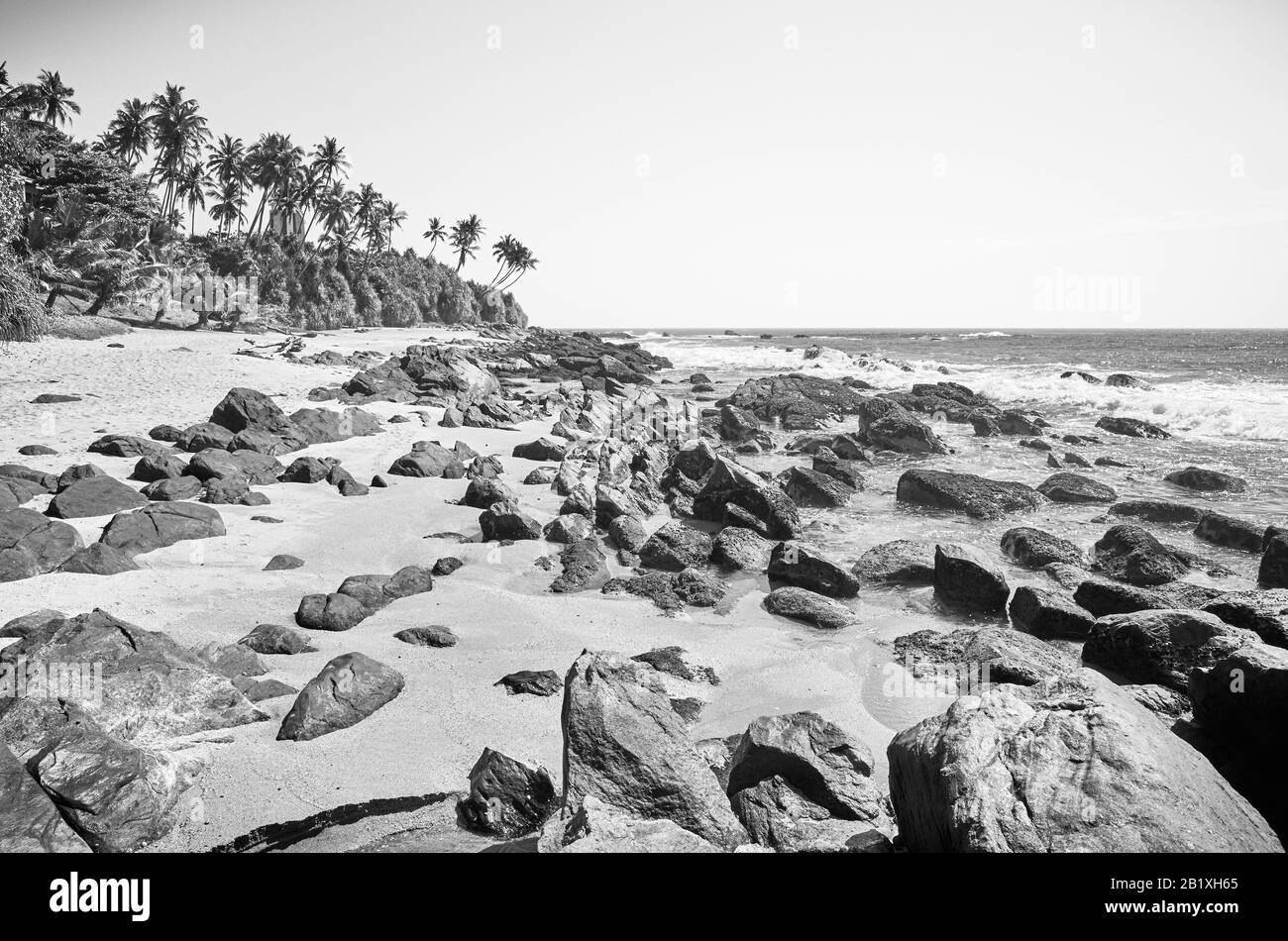 Foto in bianco e nero di una spiaggia rocciosa, Sri Lanka. Foto Stock