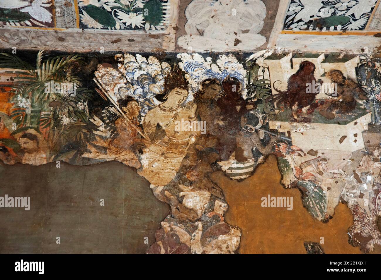 Ajanta Caves, Aurangabad, Maharashtra, India Cave 17 Verandah, parete destra dell'ingresso mostrando celeste essere nelle nuvole ( Indra?) e due figu Foto Stock