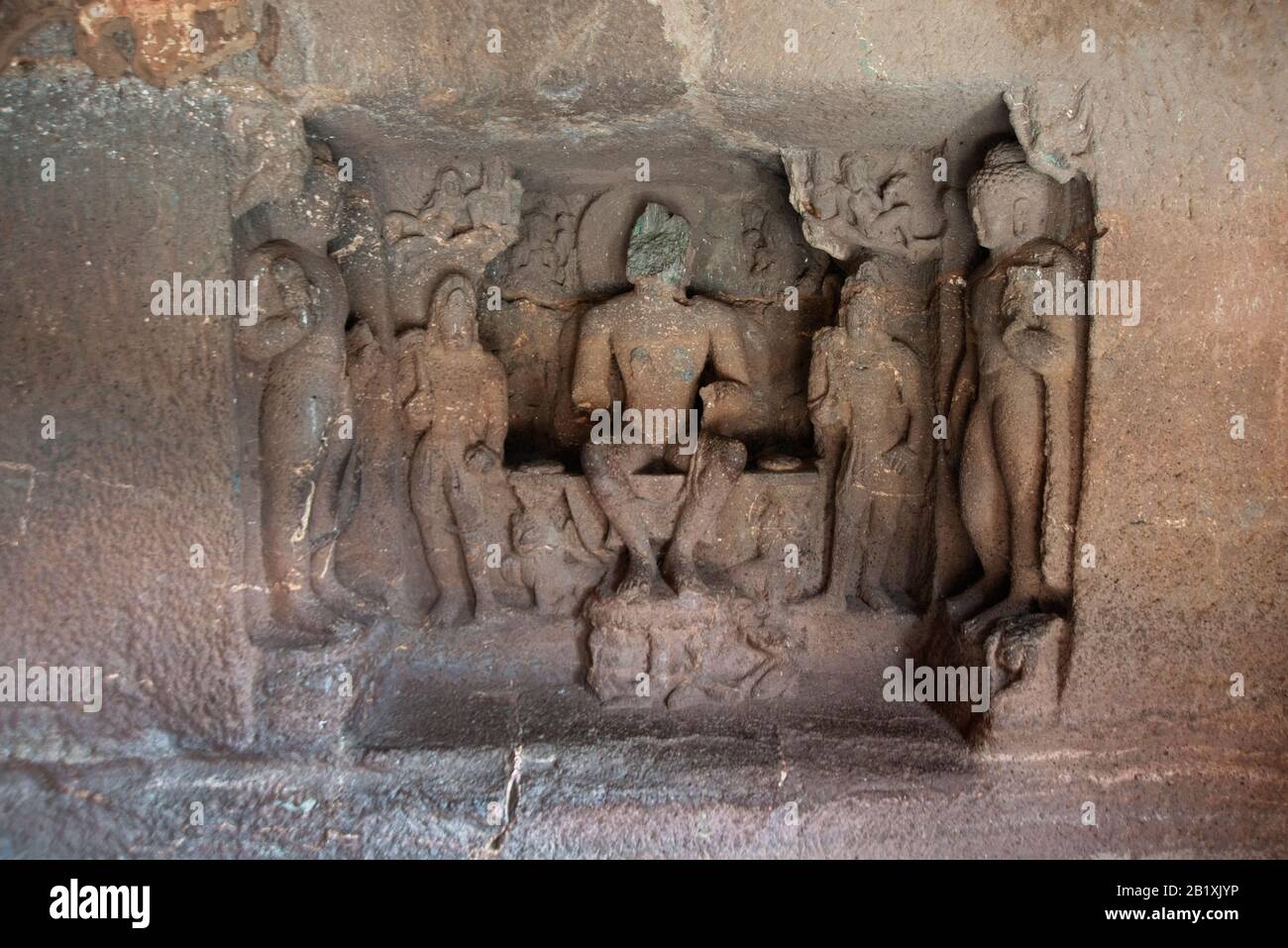 Ajanta Caves, Aurangabad, Maharashtra, India Cave 19 ala destra che mostra Buddha in Paralambapadasana con assistenti. Foto Stock