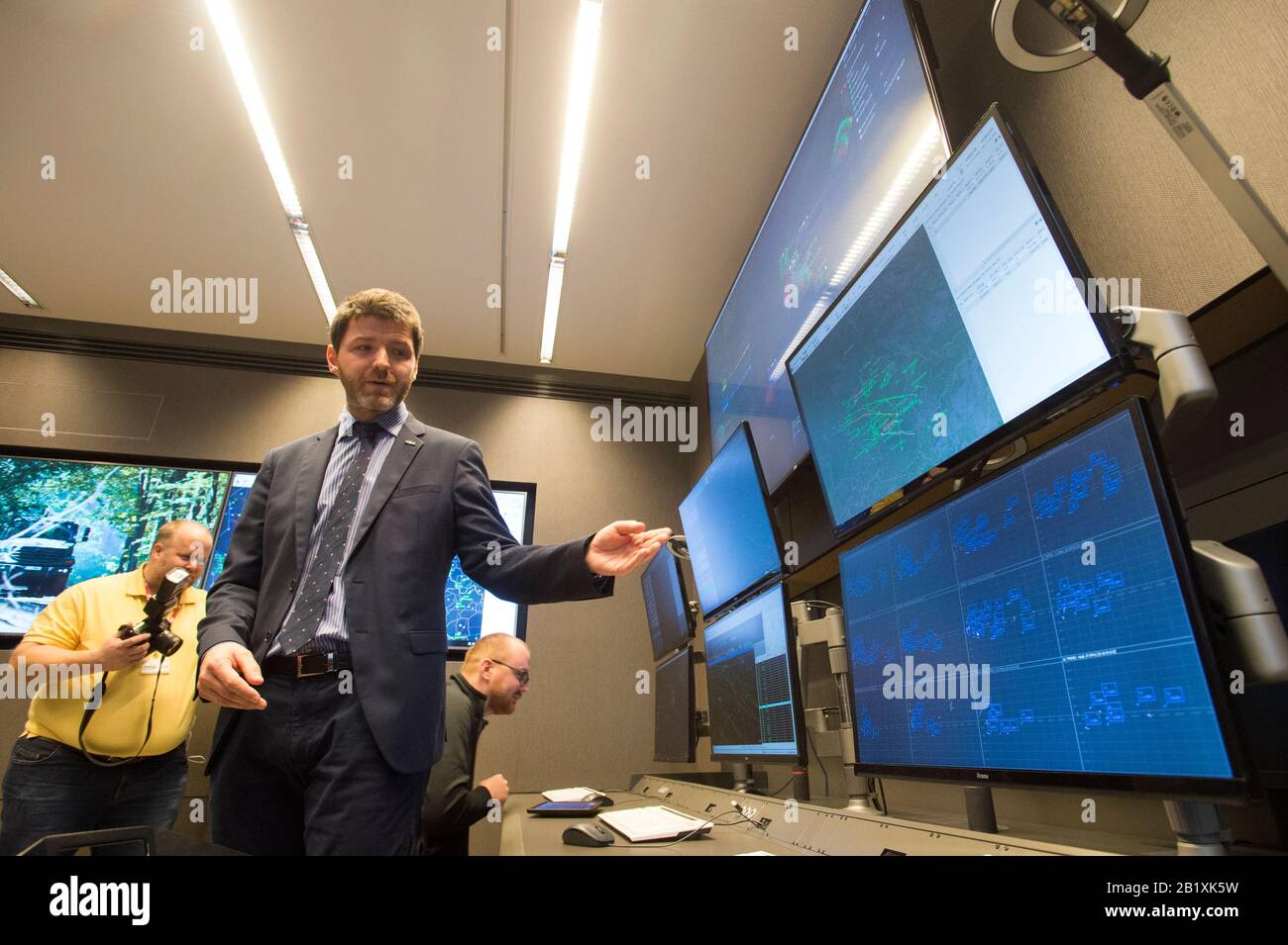 Pardubice, Repubblica Ceca. 27th Feb, 2020. Il 27 febbraio 2020, a Pardubice, Repubblica Ceca, è stata aperta la società di tecnologia di sorveglianza era che organizza la "era Media Day" per i giornalisti. Nella foto è visto era esperto Vojtech Stejskal di in un simulatore di addestramento. Credit: Josef Vostarek/Ctk Photo/Alamy Live News Foto Stock