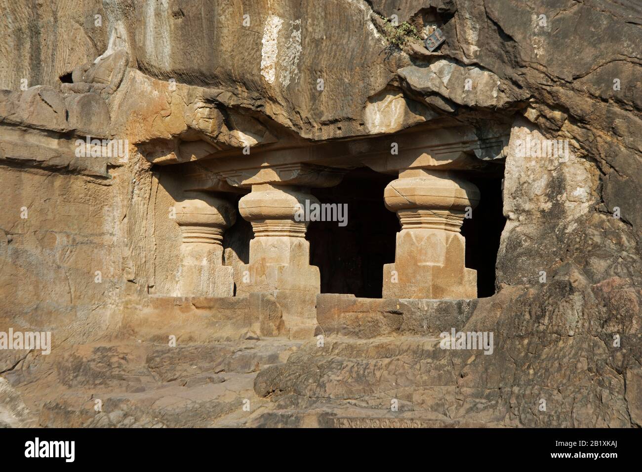 Grotte di Ellora, Aurangabad, Maharashtra, India Vista generale della Grotta n ° 31 jaina grotta che mostra pilastri e pilastro. Foto Stock