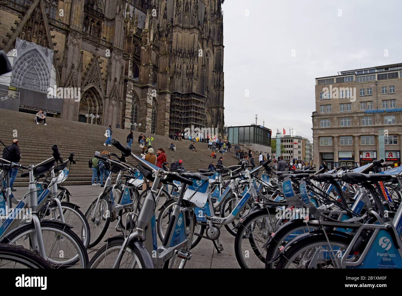 Noleggio biciclette Ford Pass senza dockless parcheggiate fuori dalla Cattedrale e dalla stazione ferroviaria di Colonia, Germania. Ottobre 2019 Foto Stock