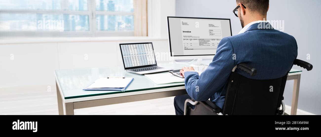Uomo D'Affari Seduto Su Sedia A Rotelle E Utilizzando Il Computer Foto Stock