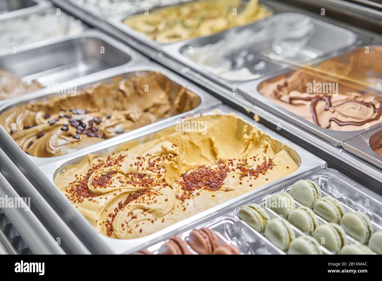 Gelato Al Caramello. Sapori vari gelato a Roma, Italia. Gelateria italiana. Assortimento di gelato colorato sulla vetrina caffè. Gelato naturale fresco. Foto Stock
