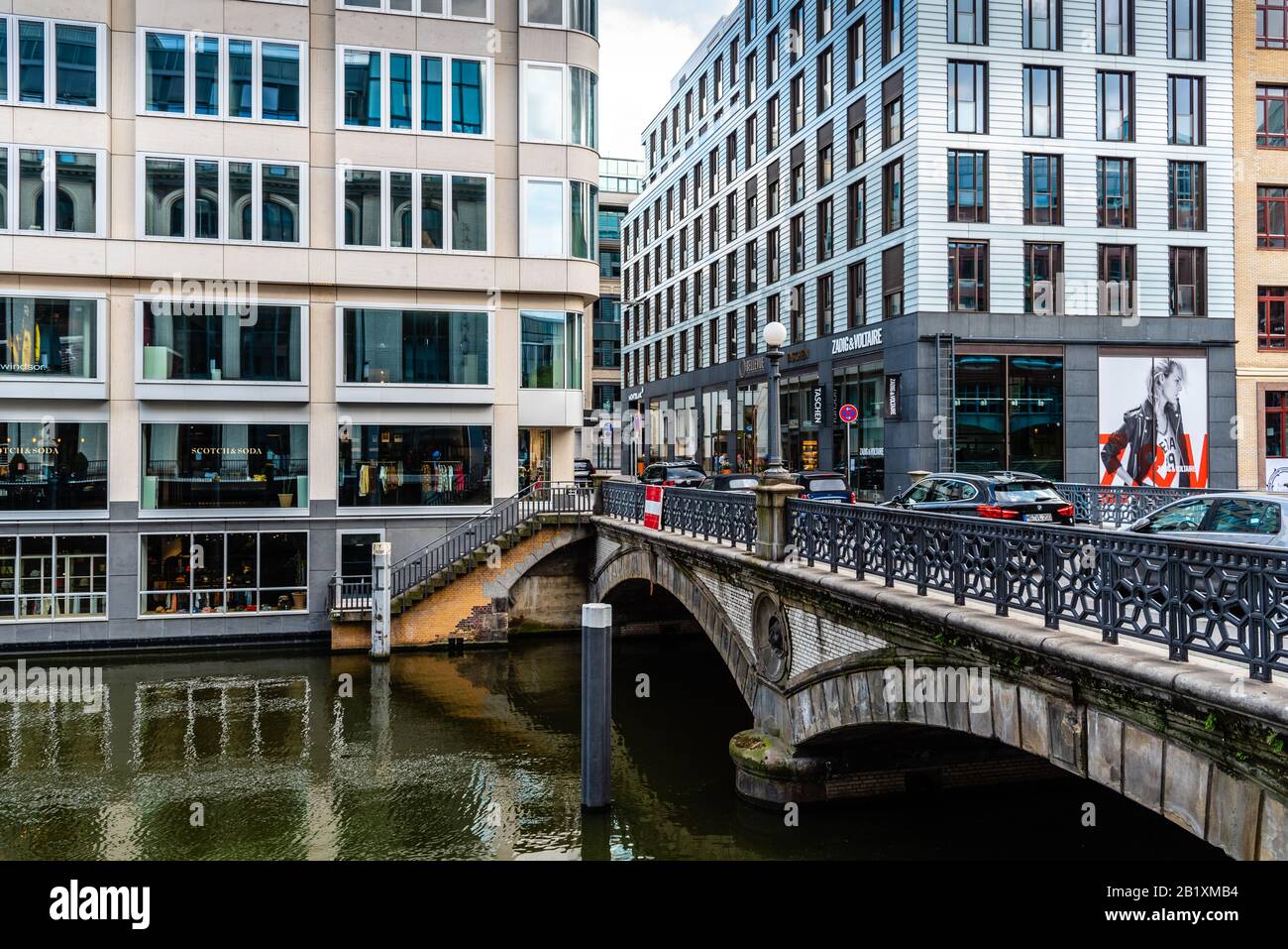 Amburgo, Germania - 4 agosto 2019: Vista panoramica del canale Bleichenfleet con negozi di moda di lusso in serata Foto Stock