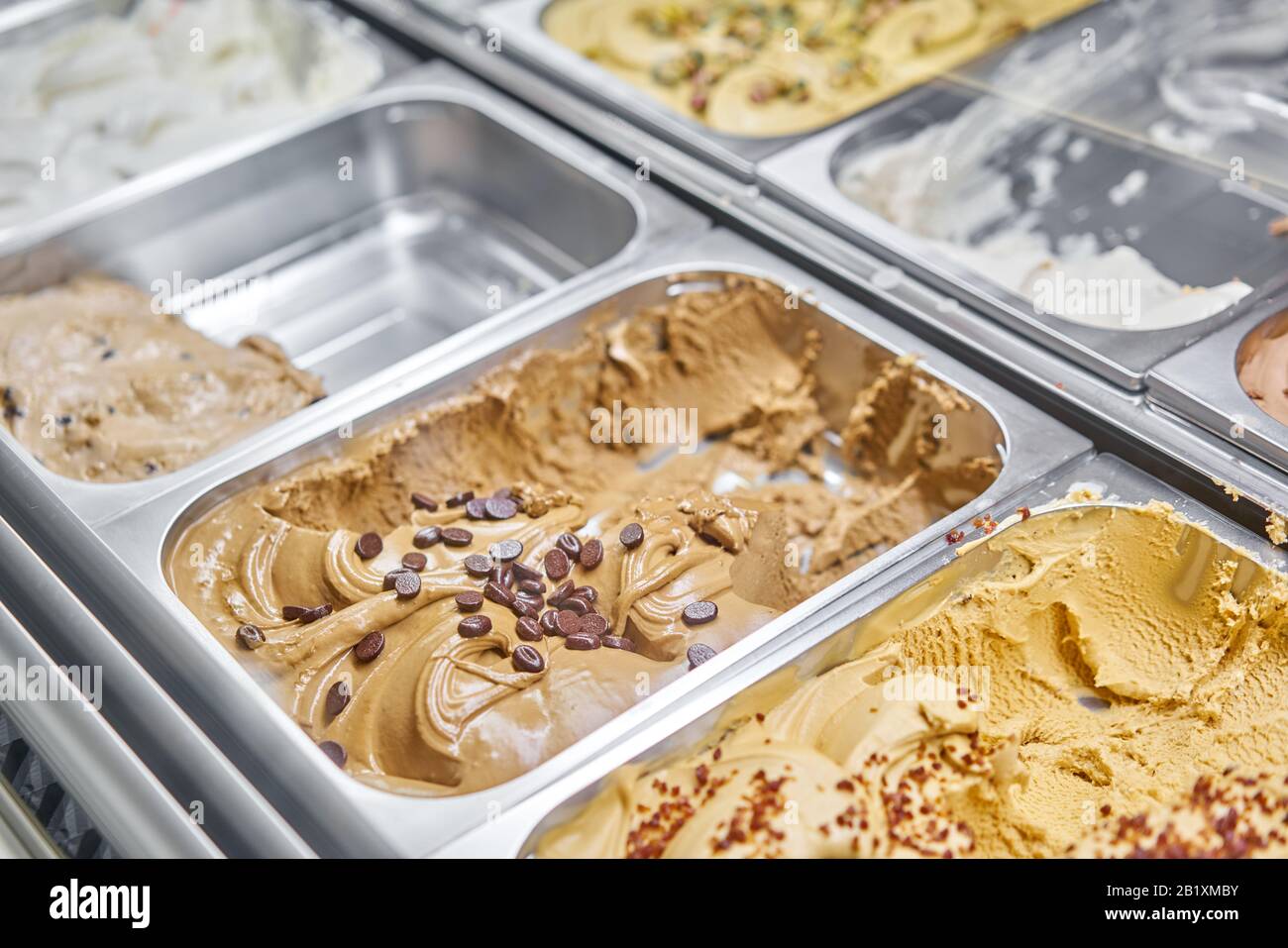 Caffè Gelato. Sapori vari gelato a Roma, Italia. Gelateria italiana. Assortimento di gelato colorato sulla vetrina caffè. Gelato naturale fresco. Foto Stock
