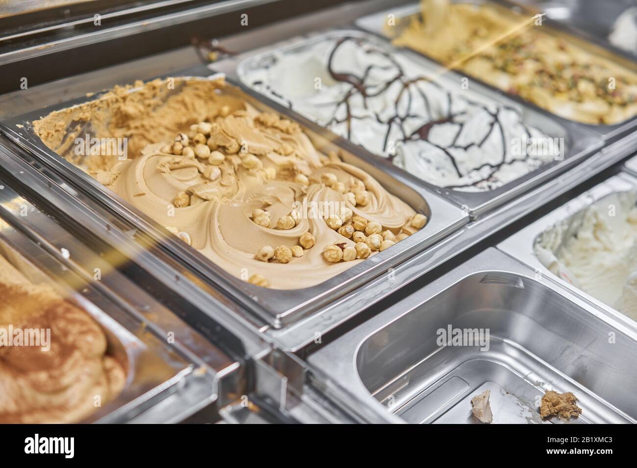 Noce e nocciola gelato. Sapori vari gelato a Roma, Italia. Gelateria italiana. Assortimento di gelato colorato sulla vetrina caffè. Naturale fresco Foto Stock
