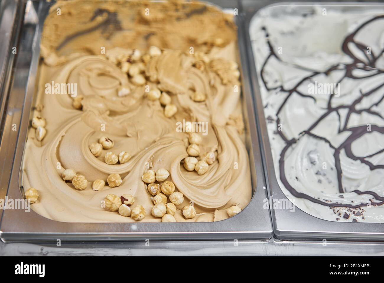 Noce e nocciola gelato. Sapori vari gelato a Roma, Italia. Gelateria italiana. Assortimento di gelato colorato sulla vetrina caffè. Naturale fresco Foto Stock