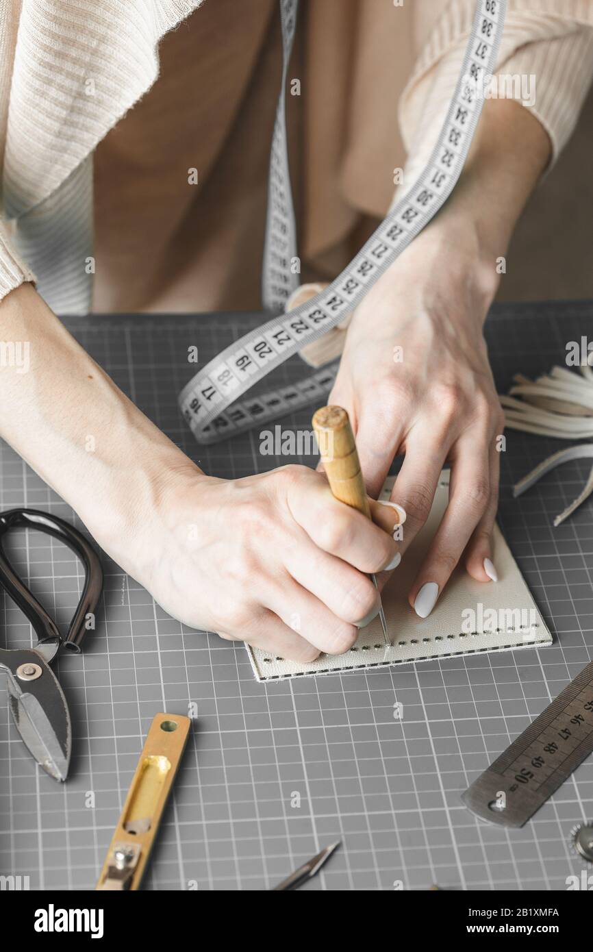 Borsa da donna designer per la misurazione e il taglio della pelle in un'officina Foto Stock