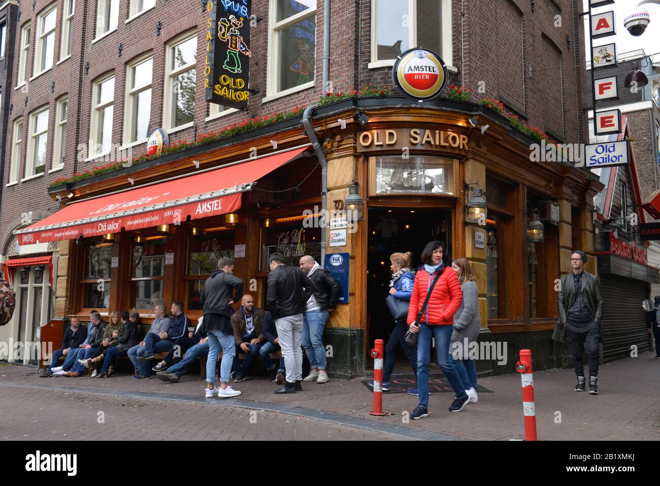 Pub 'Old Sailor', Oudezijds Achterburgwal, Amsterdam, Niederlande Foto Stock