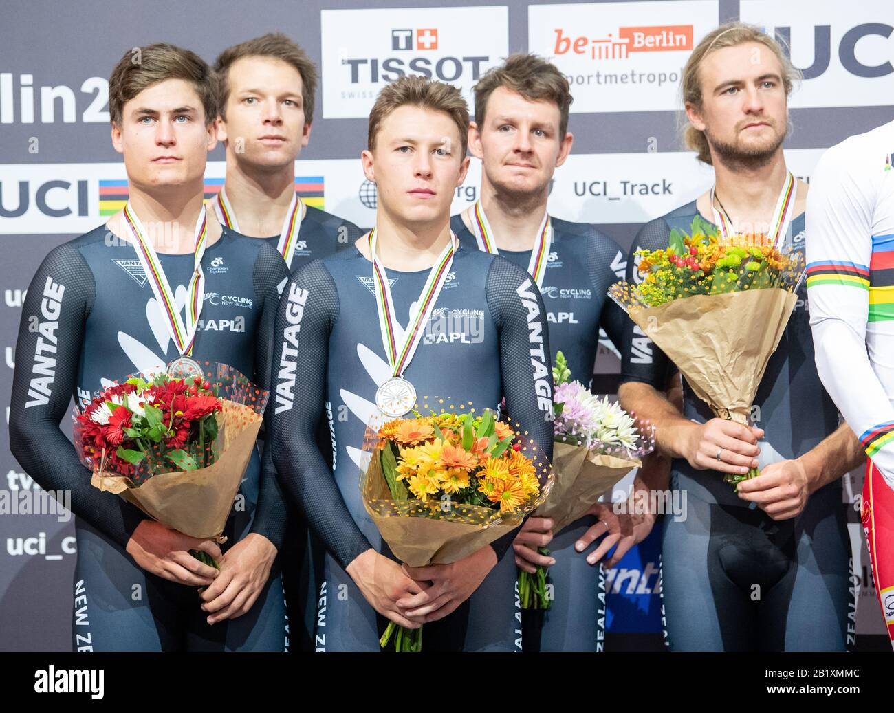 Berlino, Germania. 27th Feb, 2020. Ciclismo/pista: Campionato del mondo, inseguimento della squadra, uomini, cerimonia di premiazione: La squadra della Nuova Zelanda, vincitori della medaglia d'argento Campbell Stewart, Corbin Strong, Aaron Gate e Jordan Curby, sono sul palco. Credito: Sebastian Gollnow/Dpa/Alamy Live News Foto Stock