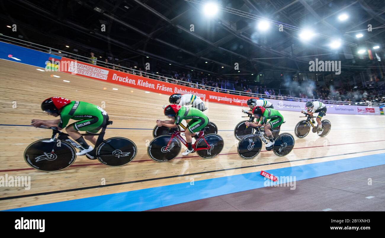 Berlino, Germania. 27th Feb, 2020. Ciclismo/pista: Campionato del mondo, team Pursuit, donne, 1st round: La squadra australiana, Georgia Baker (top, l-r), Ashlee Ankudinoff e Maeve Plouffe, ha superato la squadra irlandese, Kelly Murphy (bottom, l-r), Lara Gillespie e Alice Sharpe. Credito: Sebastian Gollnow/Dpa/Alamy Live News Foto Stock