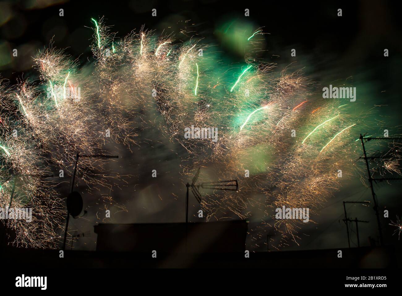 Fuochi d'artificio colorati di notte su edifici in città - concetto di felicità Foto Stock