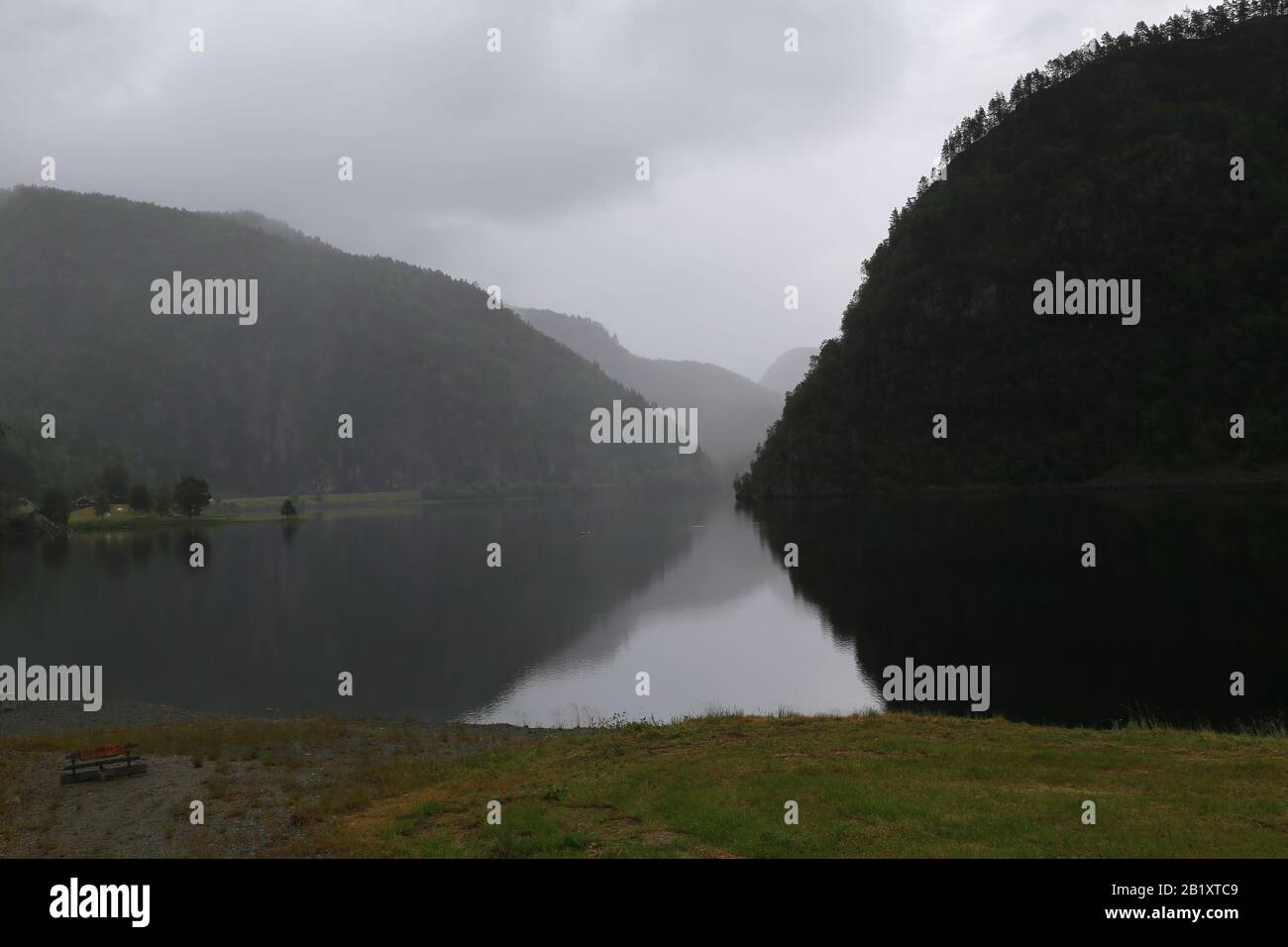 Bella natura Norvegia paesaggio naturale durante una giornata piovosa Foto Stock