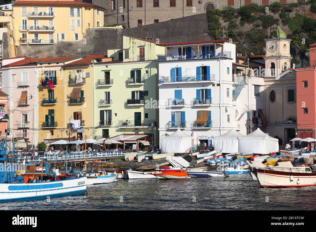 Editoriale Sorrento, Italia - 6.23.2019: Vista della zona intorno al vecchio porto pieno di ristoranti e barche da pesca. Foto Stock