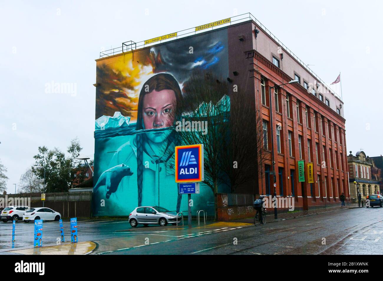 Bristol, Regno Unito. 28th febbraio 2020. Il murale di Greta Thunberg dipinto dall'artista Bristol Jody Thomas su un muro della Fabbrica Di Tabacco a Southville, Bristol, Regno Unito. Greta Thungberg dovrebbe visitarla dopo aver partecipato questa mattina allo sciopero della Gioventù di Bristol Per la protesta contro il clima. Foto Di Credito: Graham Hunt/Alamy Live News Foto Stock