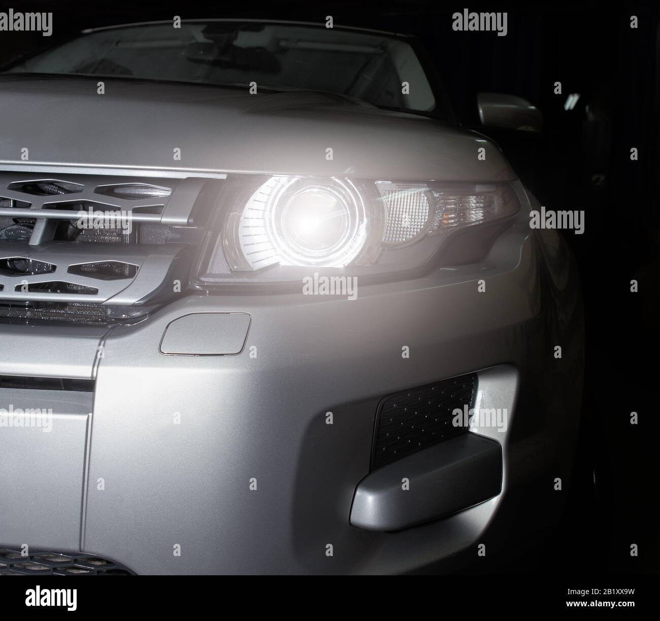 Il faro di moderne auto di prestigio closeup Foto Stock