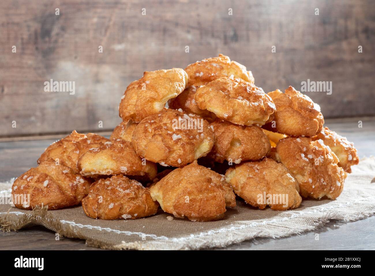 Chouquette, la pasta francese choux sul tavolo di legno Foto Stock