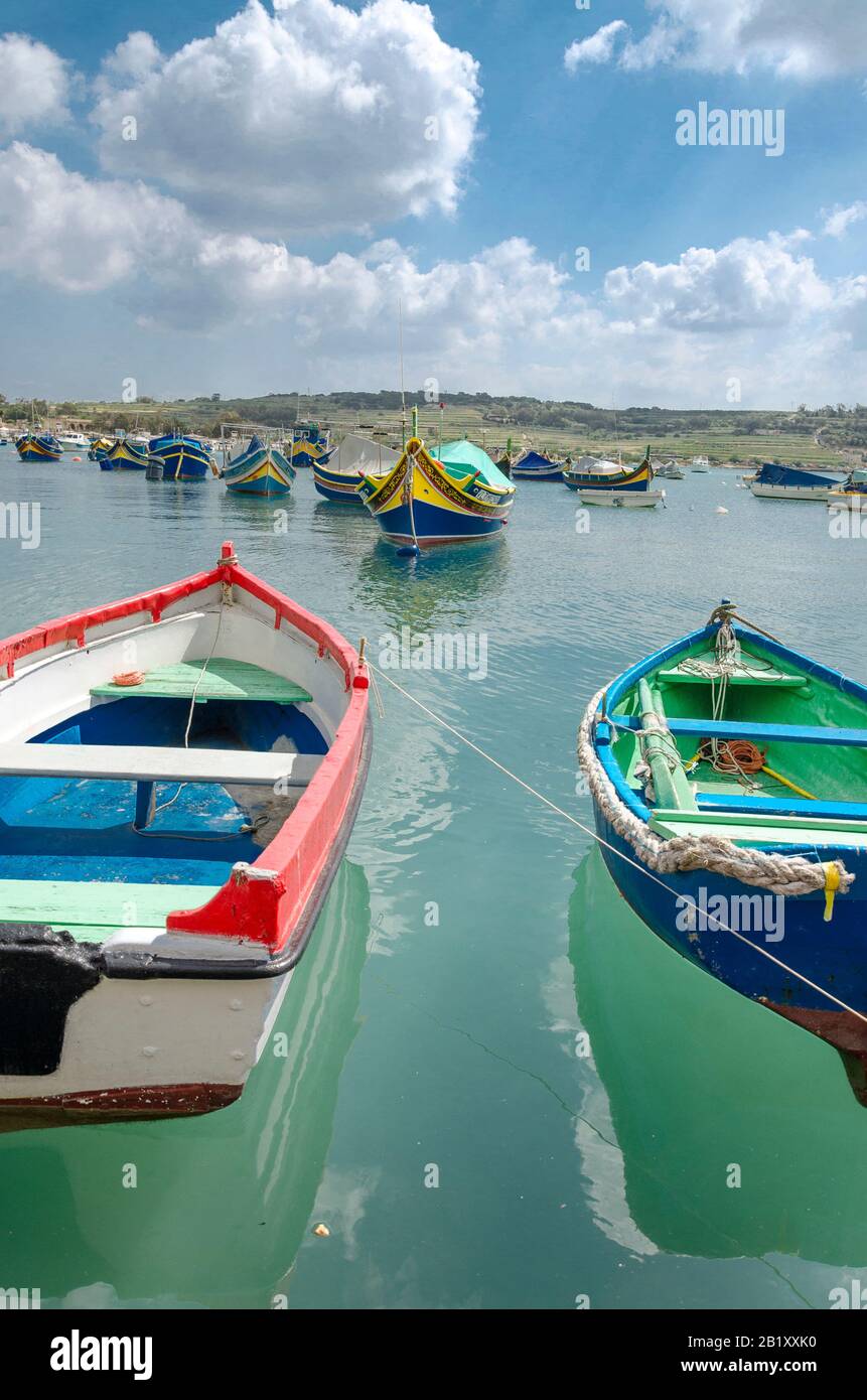 Marsaxlokk, Malta; 14 aprile 2019: Barche luzzu tradizionali maltesi colorate nel porto di Marsaxlokk Foto Stock