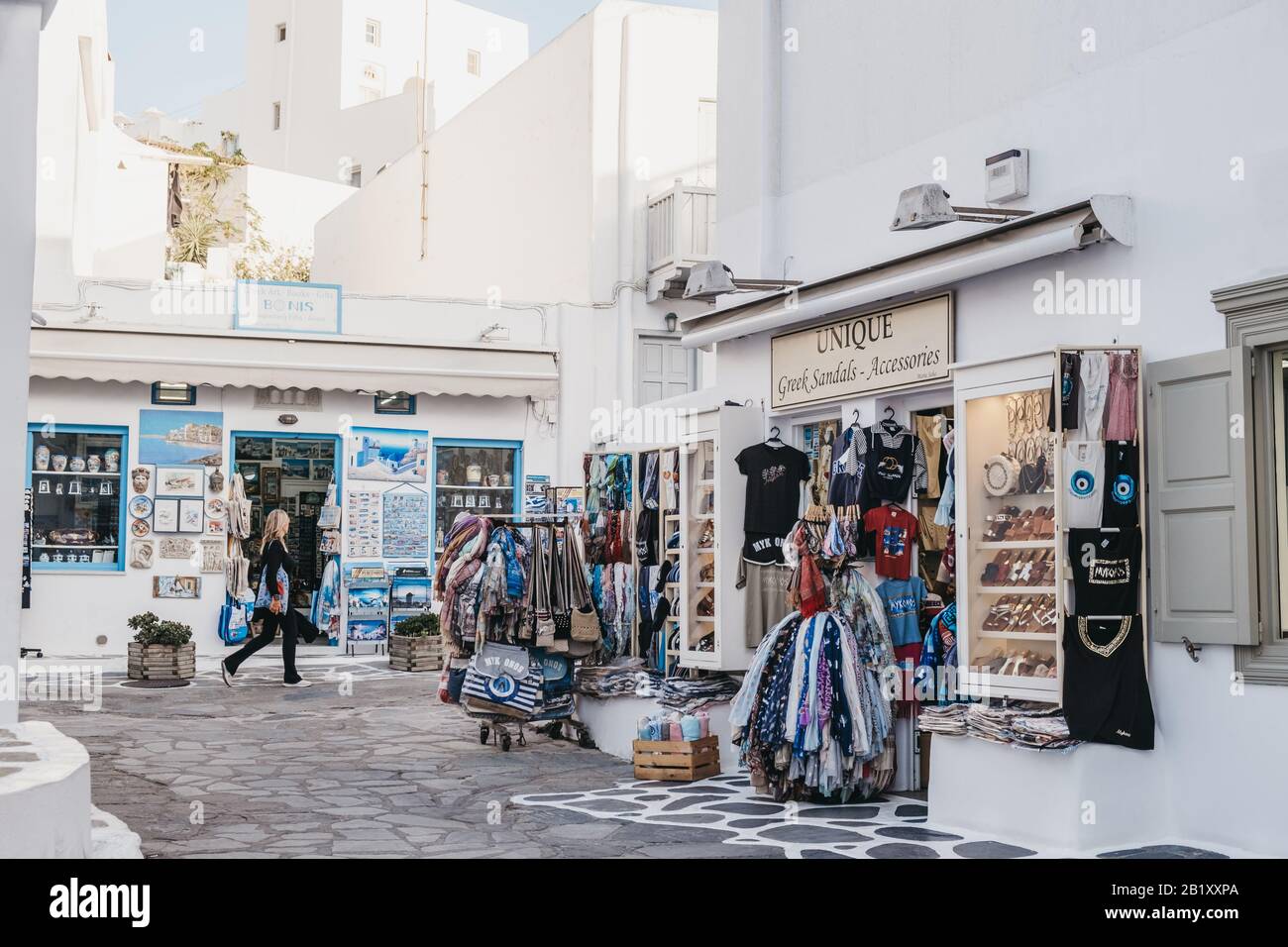 Hora, Mykonos - 23 settembre 2019: Negozi di articoli da regalo in una strada a Hora (Mykonos Town), capitale dell'isola e uno dei migliori esempi di Cycladic ar Foto Stock