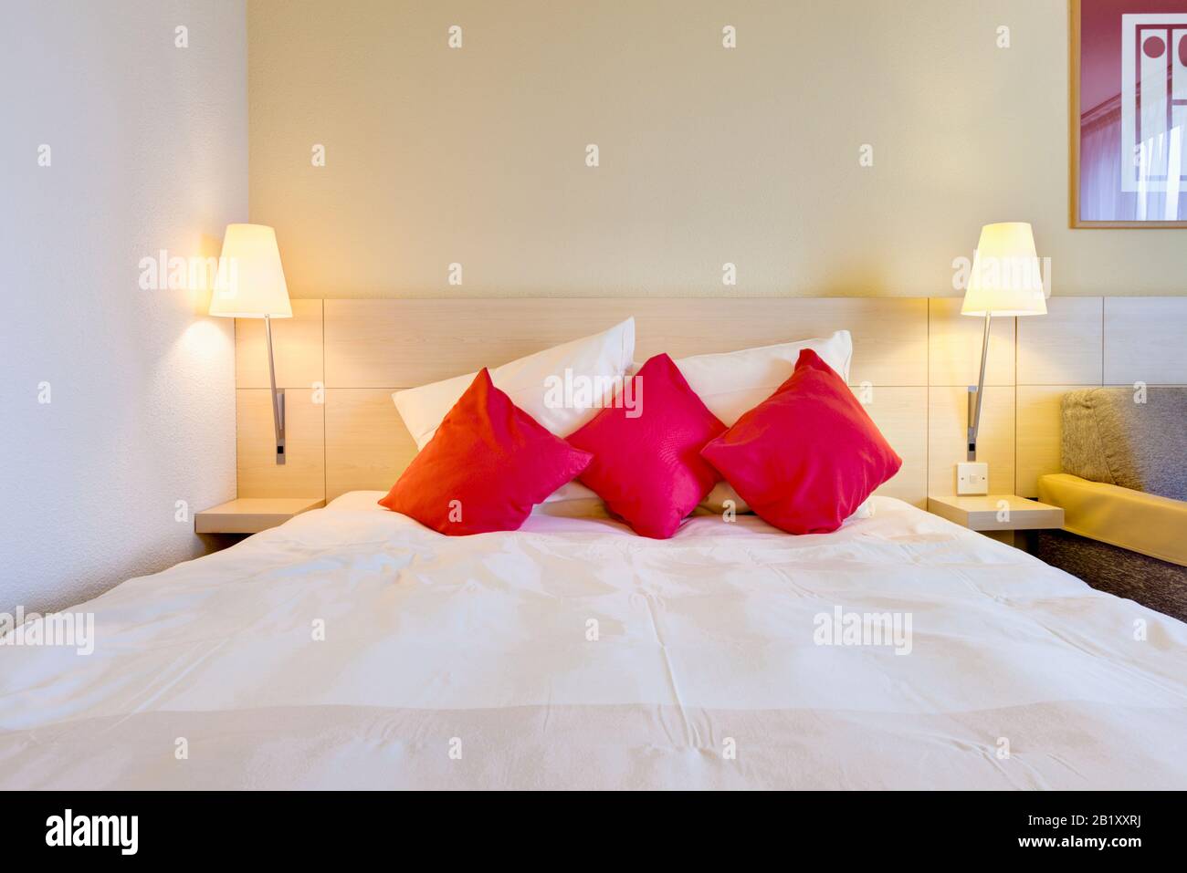 Camera d'hotel essenziale con letto, Inghilterra, Regno Unito Foto Stock
