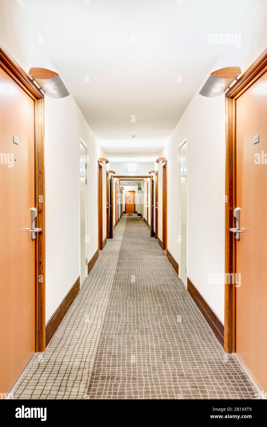Corridoio lungo dell'hotel Foto Stock
