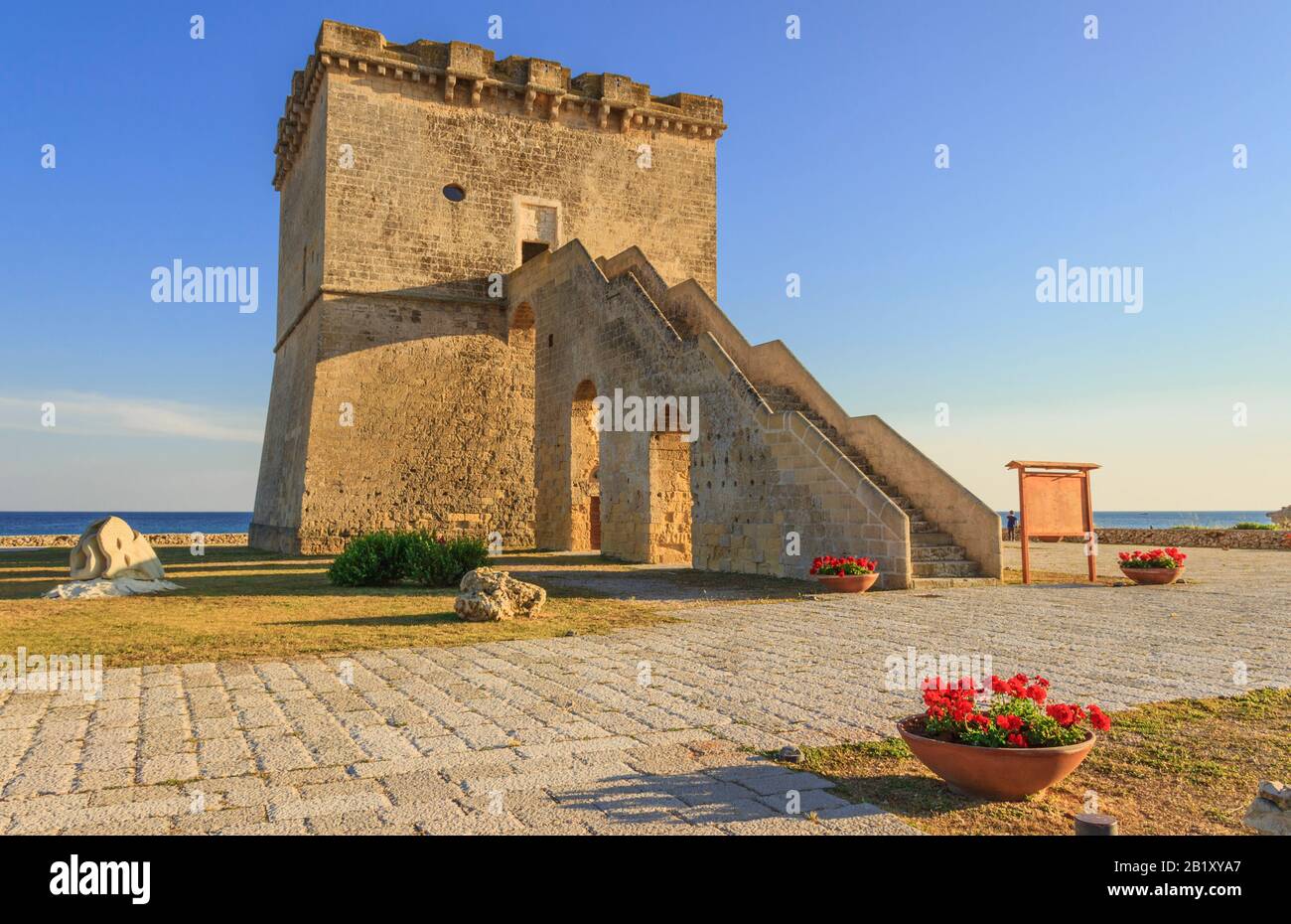 Pittoresca torre storica fortificazione Torre Lapillo (St. Torre Thomas, Torre di San Tommaso) sulla costa salentina del Mar Ionio, Puglia, Italia. Foto Stock