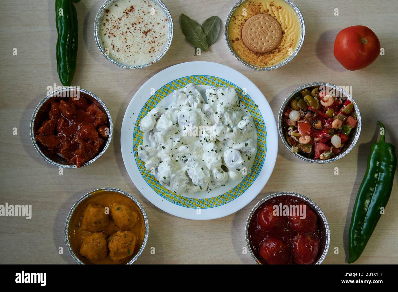 cibo sano ed etnico con sapori internazionali e design minimalista. Cucina mediterranea e prodotti Foto Stock